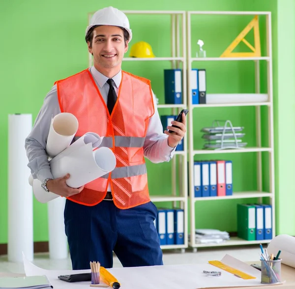 Arquiteto homem trabalhando no projeto — Fotografia de Stock