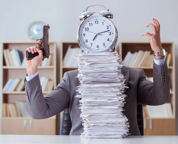 Geschäftsmann mit Papierkram im Büro beschäftigt — Stockfoto