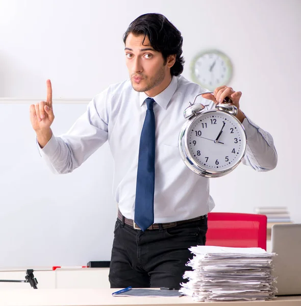 Der junge hübsche Finanzspezialist vor dem Whiteboard — Stockfoto