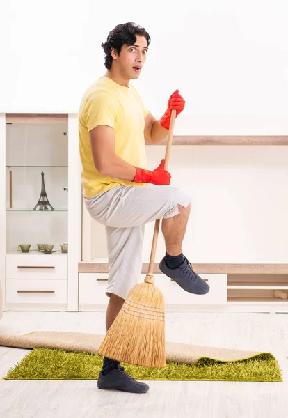 Il giovane bell'uomo che fa i lavori domestici — Foto Stock