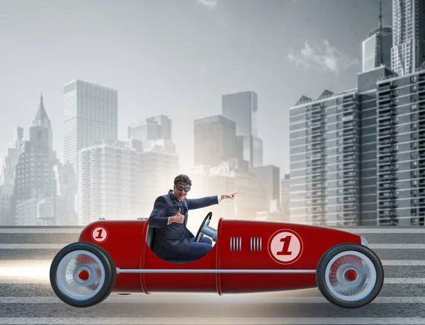 Biznesmen jazdy vintage roadster w koncepcji motywacji — Zdjęcie stockowe