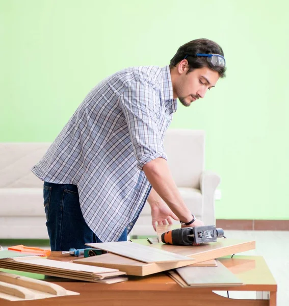 Trabajador de madera trabajando en su taller — Foto de Stock