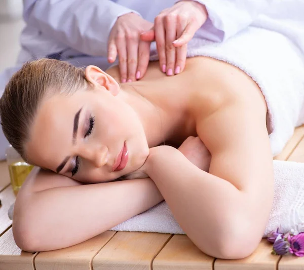 Kvinna under massage session i spa — Stockfoto