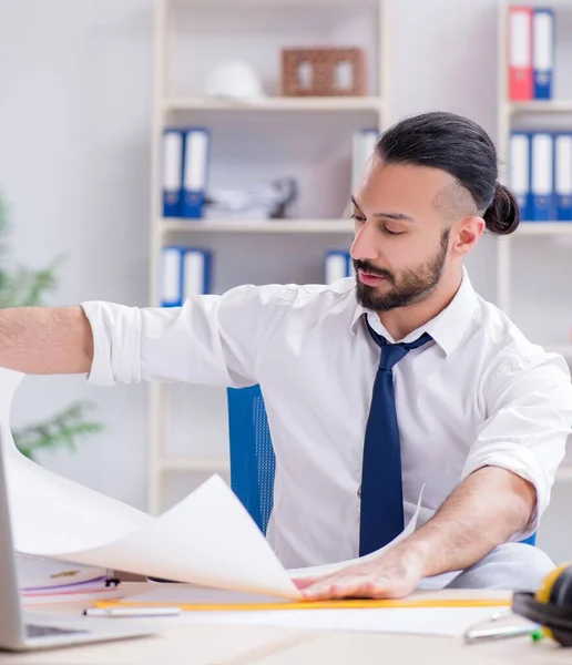 Architect werkt in zijn atelier aan nieuw project — Stockfoto