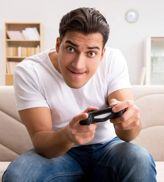 Homem viciado em jogos de computador — Fotografia de Stock