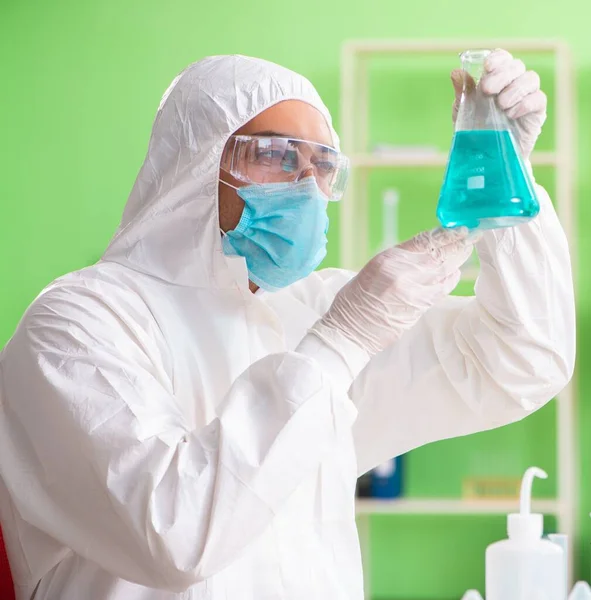 Químico trabajando en el laboratorio en un nuevo experimento —  Fotos de Stock