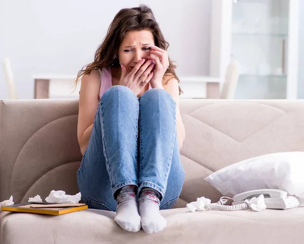 Corazón de mujer roto en concepto de relación — Foto de Stock