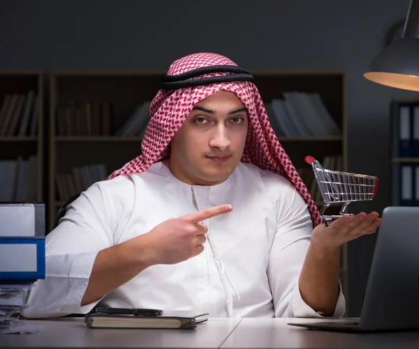 Empresário árabe trabalhando até tarde no cargo — Fotografia de Stock