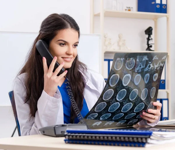 The female doctor radiologist working in the clinic — Stock Photo, Image