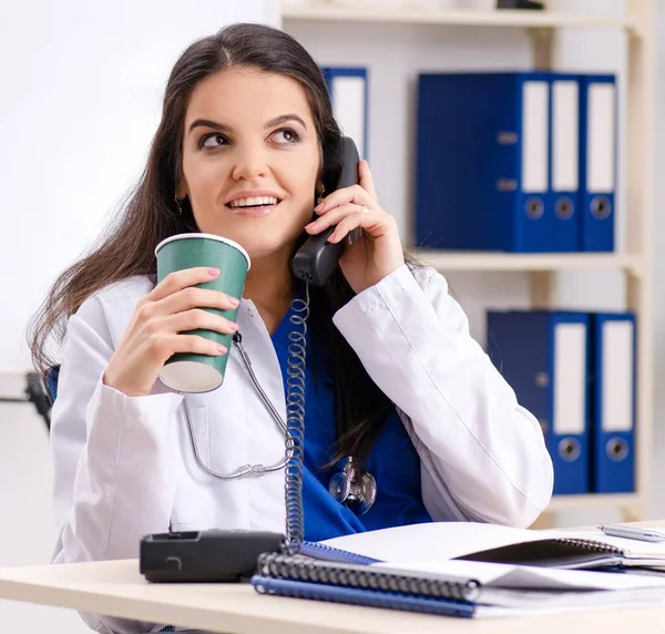 The female doctor working in the clinic — Stock Photo, Image