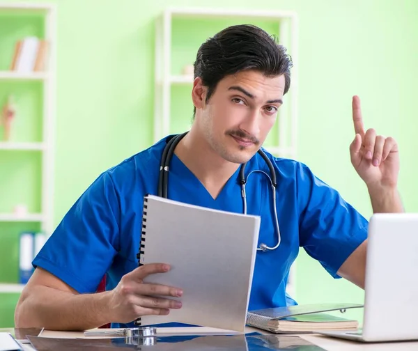 Jovem médico que trabalha no hospital — Fotografia de Stock