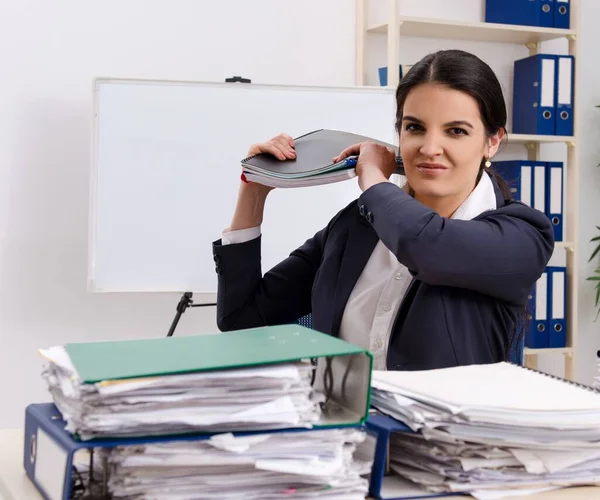 A funcionária descontente com o excesso de trabalho — Fotografia de Stock