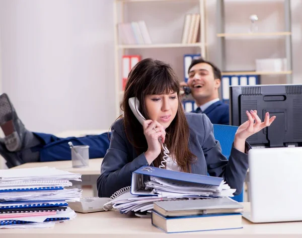 Manliga och kvinnliga anställda på kontoret — Stockfoto