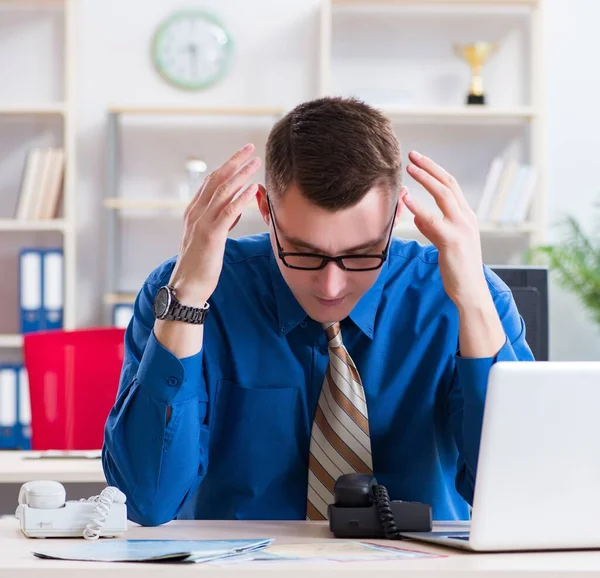 Young employee preparing for vacation trip — Stock Photo, Image