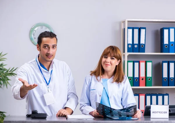 Two doctors working at the reception in the hospital — Stock Photo, Image