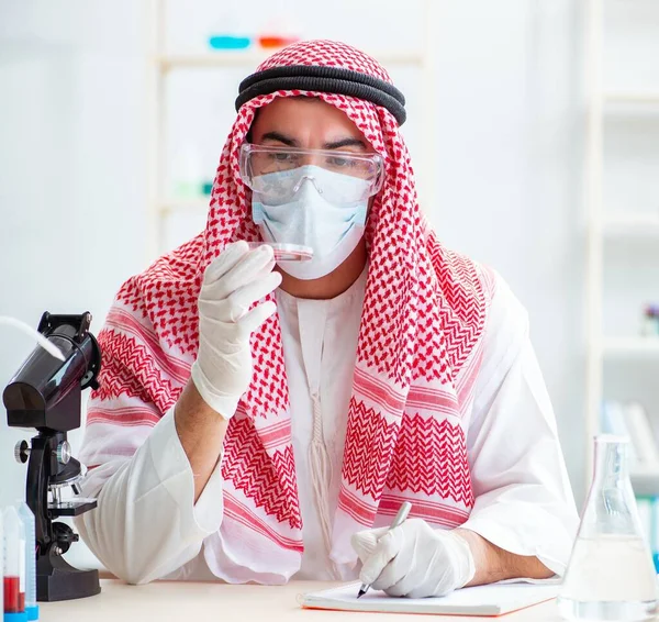 Arabische arts chemicus bestudeert nieuw virus in lab — Stockfoto