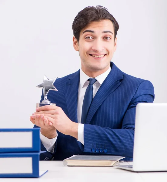 Jeune homme d'affaires beau employé travaillant au bureau au bureau — Photo