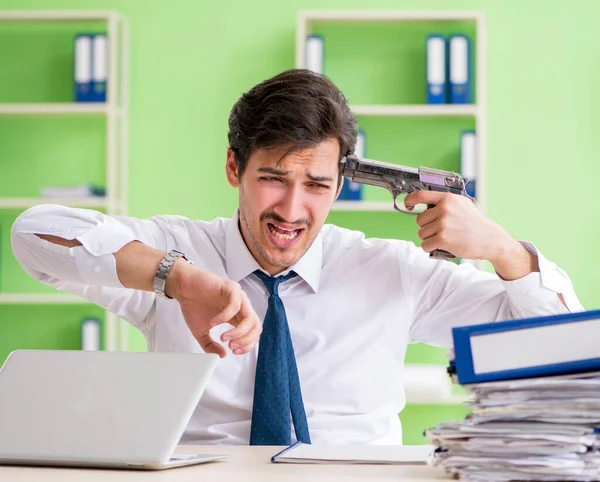 Despaired businessman thinking of suicide in the office — Stock Photo, Image