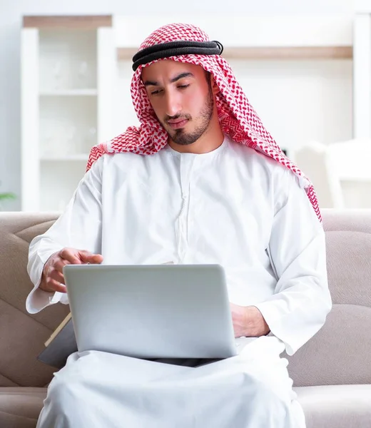 집에서 일하는 아랍 남자 — 스톡 사진