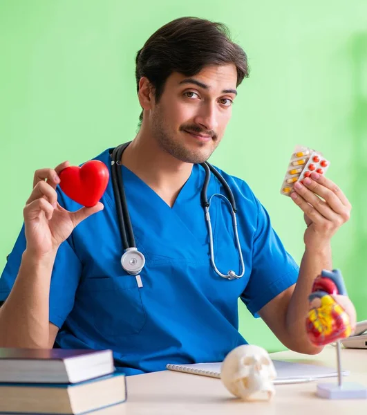 Lekarz wyjaśniający problemy z sercem — Zdjęcie stockowe