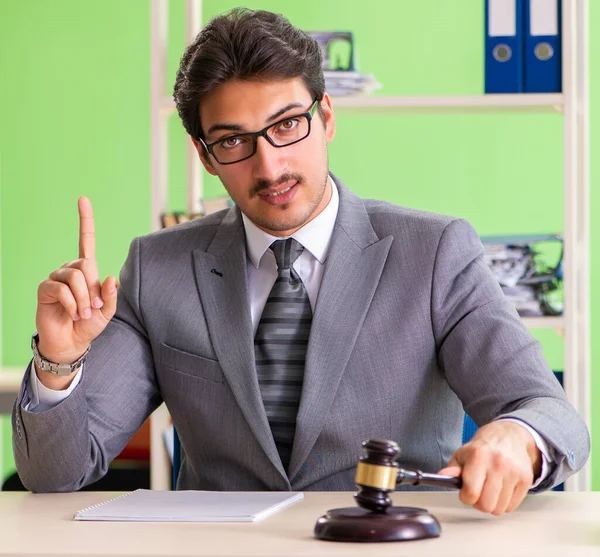 Jonge knappe advocaat werkt in het kantoor — Stockfoto