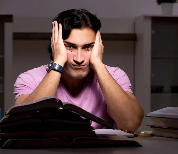 Il bello studente maschio che si prepara per gli esami in ritardo a casa — Foto Stock