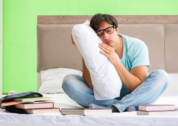 Estudante se preparando para exames em casa no quarto sentado no ser — Fotografia de Stock