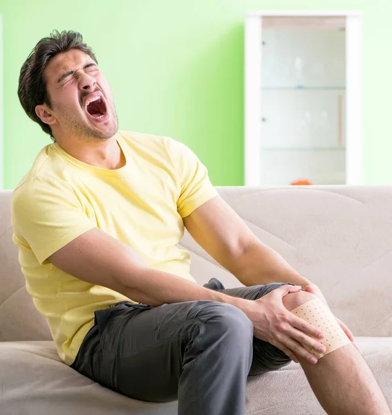 Muž nanáší pepř Capsicum omítky na zmírnění bolesti — Stock fotografie