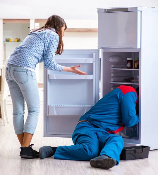 Adam müşteriyle buzdolabını tamir ediyor. — Stok fotoğraf