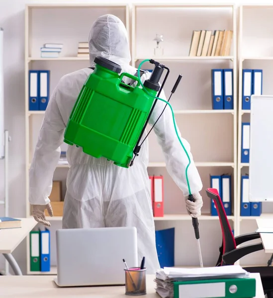El contratista profesional haciendo control de plagas en la oficina —  Fotos de Stock