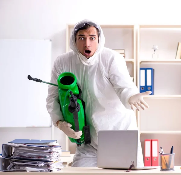 O empreiteiro profissional fazendo controle de pragas no escritório — Fotografia de Stock