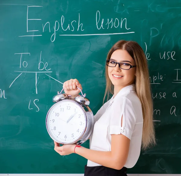 De jonge vrouwelijke lerares Engels die voor t staat — Stockfoto