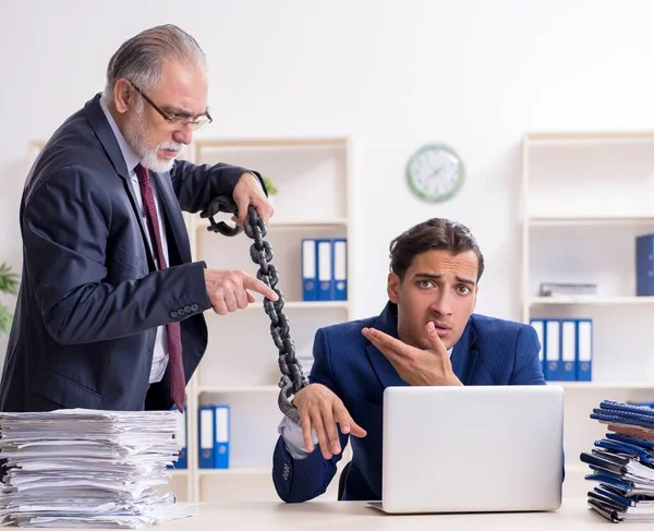 Viejo jefe y joven empleado masculino en la oficina —  Fotos de Stock