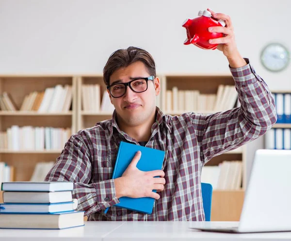 Estudante quebrando o banco para pagar propinas — Fotografia de Stock