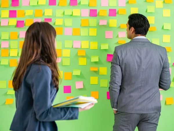 Compañeros de negocios discutiendo prioridades futuras — Foto de Stock