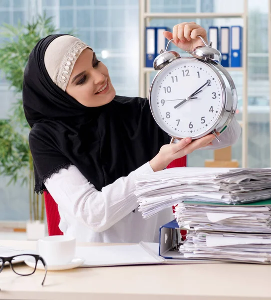 La donna impiegata musulmana che lavora in ufficio — Foto Stock