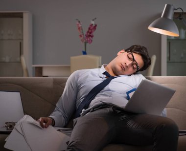 İşadamı işkolik evde geç saatlere kadar çalışıyor