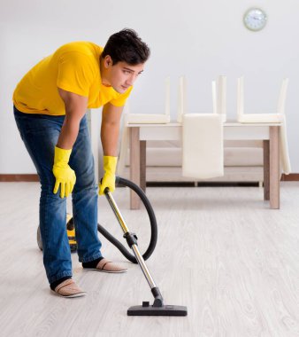 Koca adam evi temizliyor, karısına yardım ediyor.