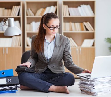 Ofisteki masada oturan kızgın iş kadını.