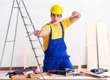 Kat tamircisi işinden memnun değil.