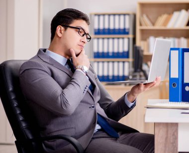 Ofiste çalışan bir işadamı.