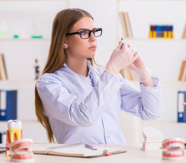 Diş hekimliği öğrencisi sınıfta pratik yapıyor.