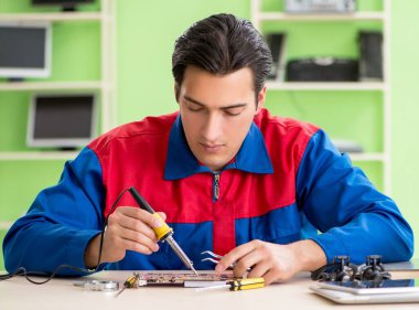 Bilgisayar mühendisi bozuk masaüstünü onarıyor