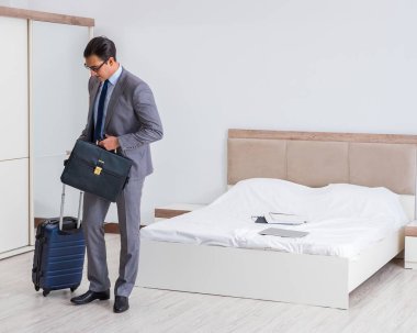 Seyahat sırasında otel odasında bir iş adamı.