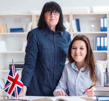 İngilizce dersi sırasında genç yabancı öğrenci