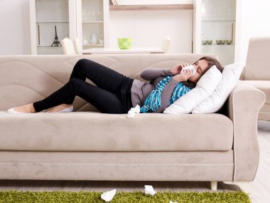 Evde acı çeken genç hasta kadın.