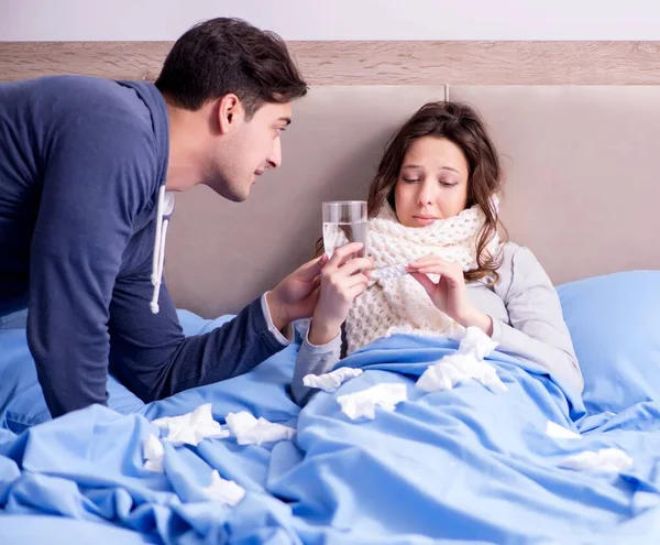 Esposa cuidando de marido enfermo en casa en la cama — Foto de Stock