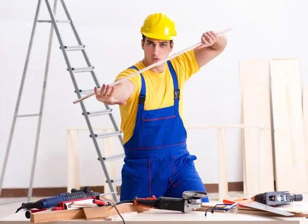 Kat tamircisi işinden memnun değil.