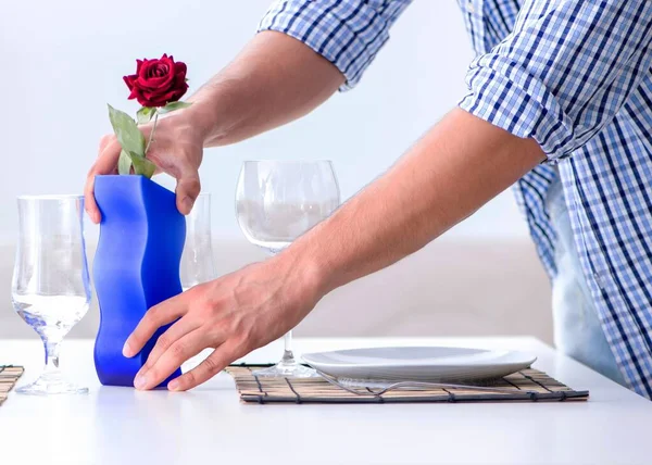 O homem sozinho se preparando para um encontro romântico com sua namorada — Fotografia de Stock