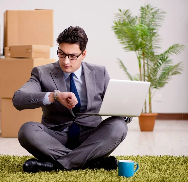 Ofis katında oturan iş adamı.